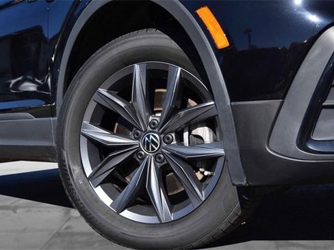 Certified 2023 Volkswagen Tiguan SE image 3
