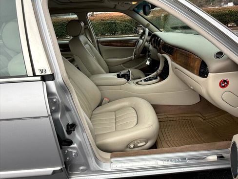 Used 2001 Jaguar XJ8 image 13