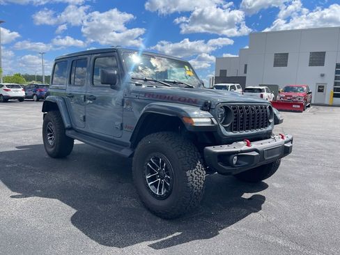 Used 2024 Jeep Wrangler Unlimited Rubicon AWD/4WD image 3