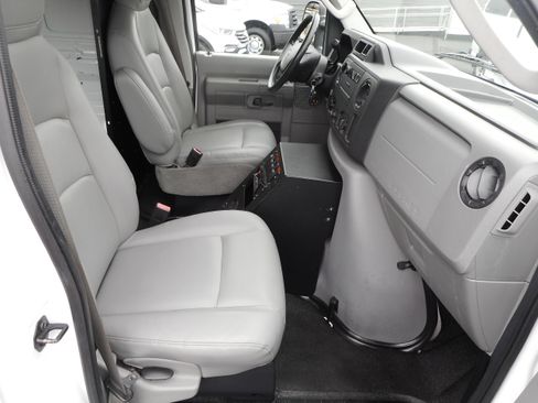 Used 2009 Ford E-350 and Econoline 350 Super Duty RWD image 26