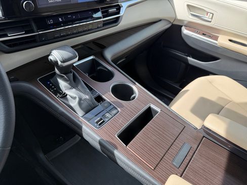 Used 2022 Toyota Sienna XLE w/ XLE Plus Package image 13