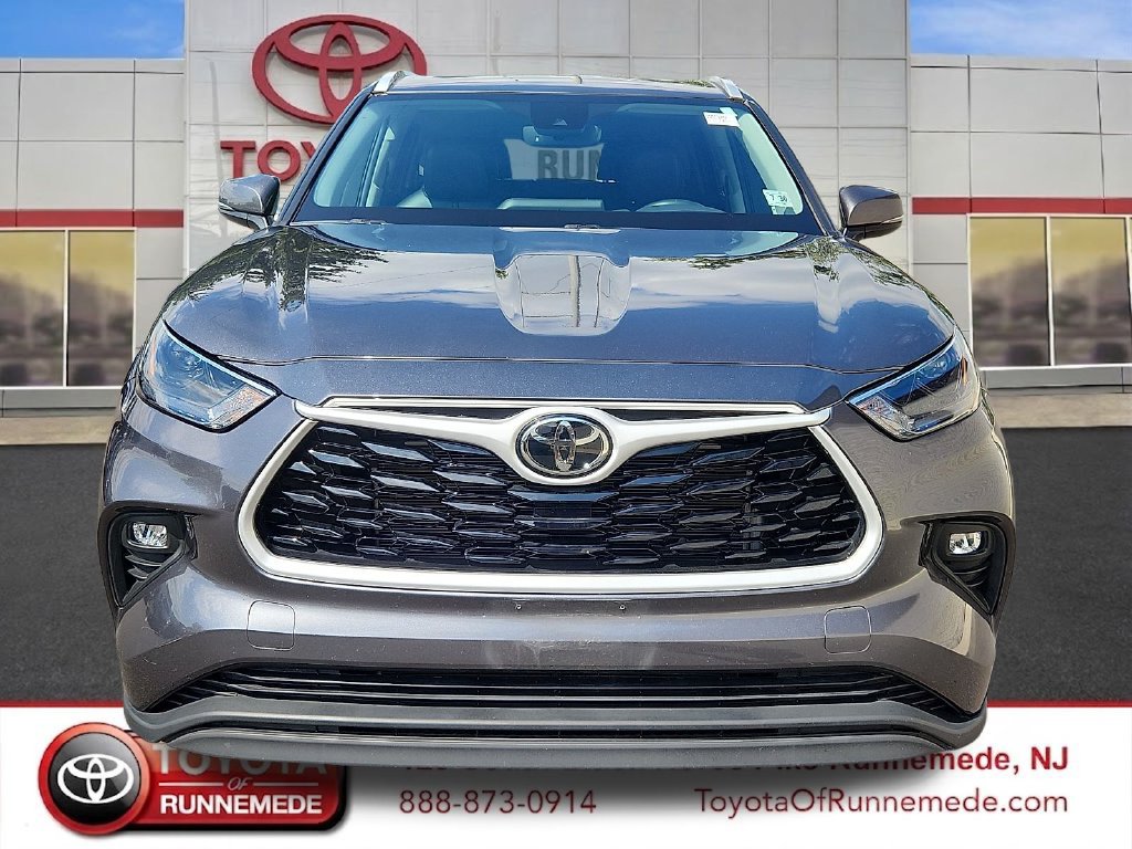 Certified 2025 Toyota Highlander XLE AWD/4WD image 2