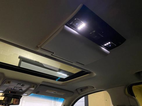 Used 2015 Cadillac Escalade Premium image 34