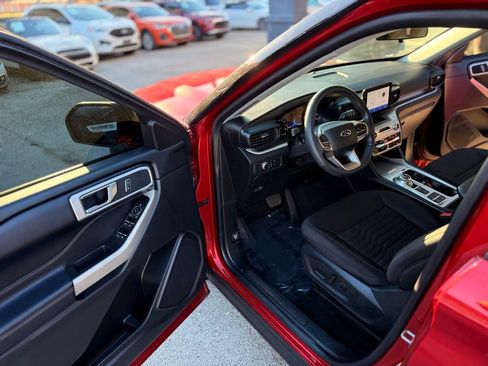 Used 2021 Ford Explorer XLT image 23