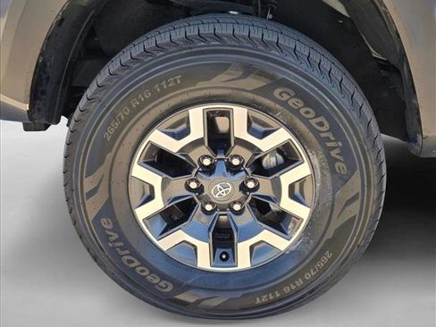 Certified 2021 Toyota Tacoma TRD Off-Road AWD/4WD image 21