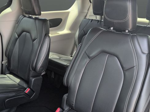 Used 2023 Chrysler Pacifica Touring-L FWD image 20