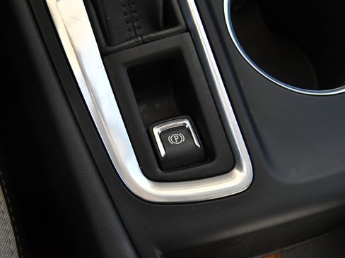 Used 2019 Chevrolet Equinox LT FWD image 25