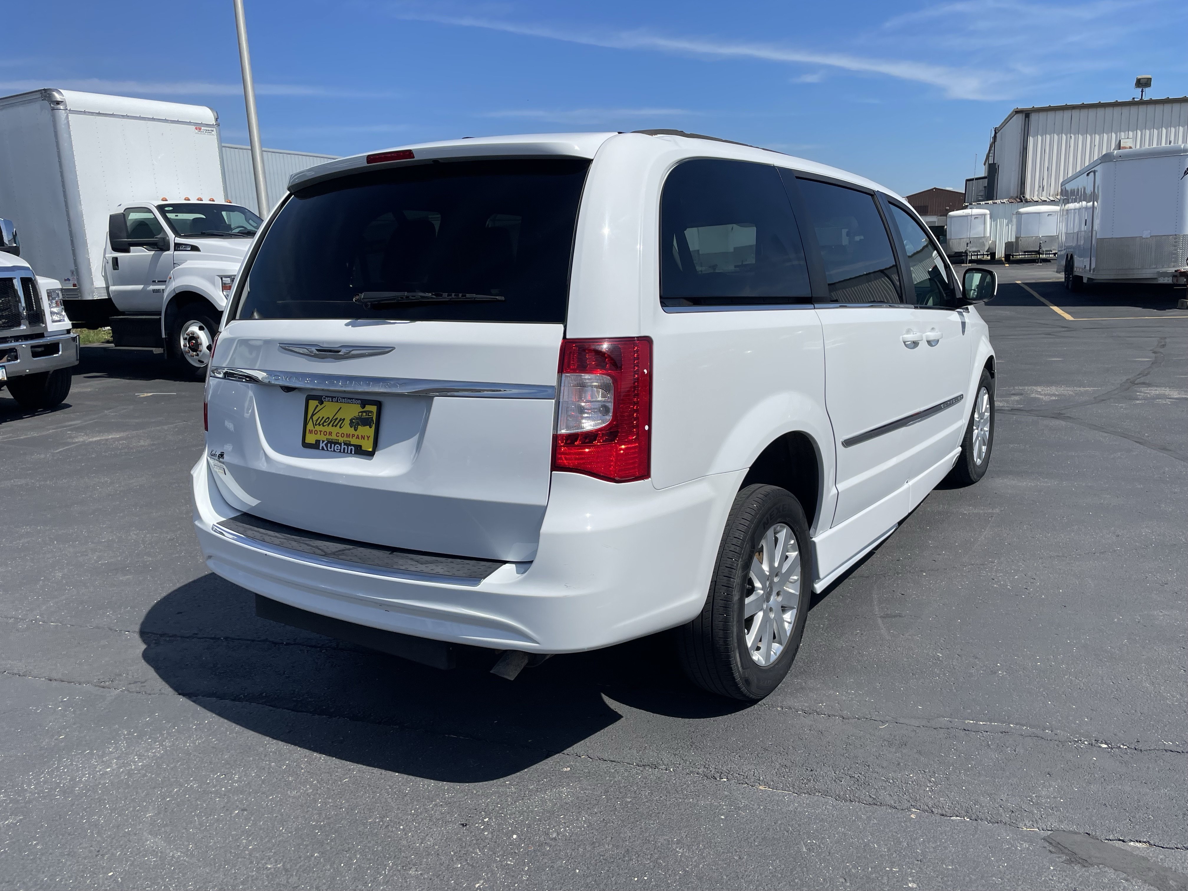 Used 2016 Chrysler Town & Country Touring FWD image 8