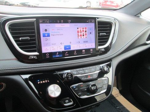 Used 2023 Chrysler Pacifica Touring-L w/ S Appearance Package AWD/4WD image 19