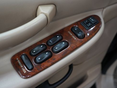 Used 2002 Lincoln Navigator 4WD image 21