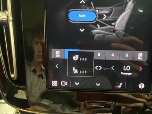 Certified 2024 Volvo XC40 B5 Plus w/ Protection Package Premier image 24