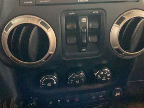 Used 2016 Jeep Wrangler Unlimited Sahara AWD/4WD image 19