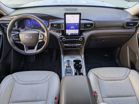 Used 2023 Ford Explorer Platinum w/ Technology Package image 16