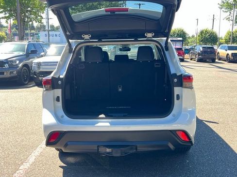 Used 2024 Toyota Highlander XLE AWD/4WD image 12