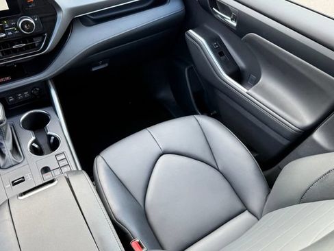 Used 2025 Toyota Highlander XLE FWD image 25