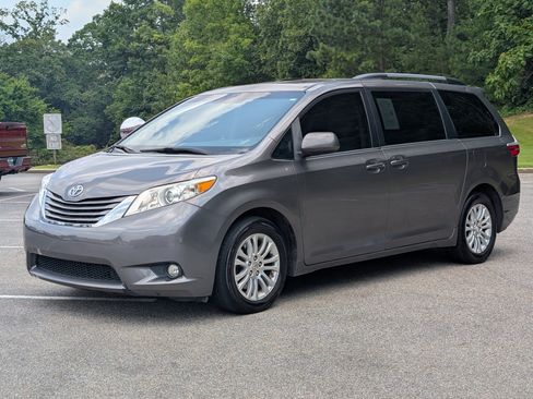 Used 2017 Toyota Sienna XLE FWD image 5