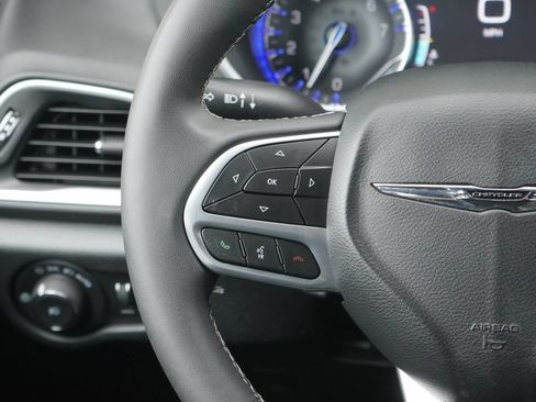 Used 2025 Chrysler Pacifica Select FWD image 14