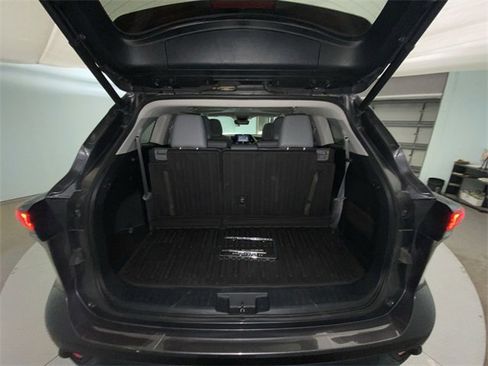 Used 2022 Toyota Highlander XLE image 25