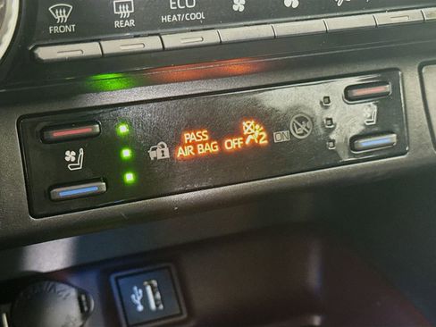 Used 2023 Toyota RAV4 Limited image 20