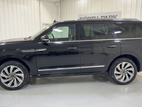 Used 2023 Lincoln Navigator Reserve AWD/4WD image 6