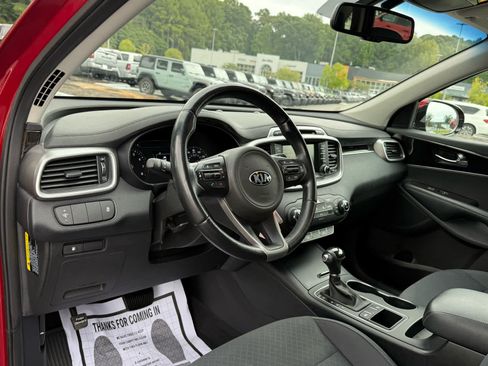 Used 2018 Kia Sorento FWD image 13