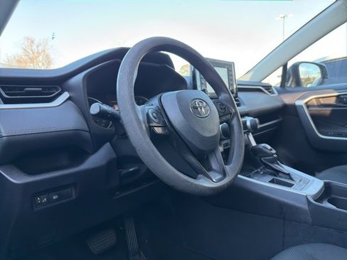 Used 2021 Toyota RAV4 LE image 9