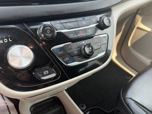 Used 2023 Chrysler Pacifica Touring-L FWD image 23