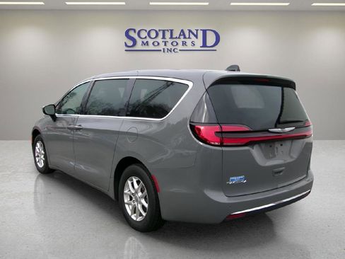 Used 2023 Chrysler Pacifica Touring-L image 8