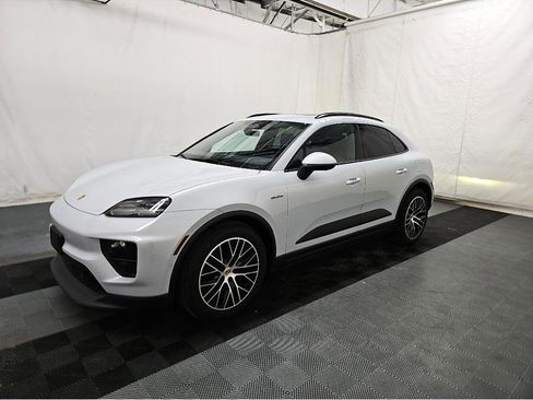 Used 2025 Porsche Macan 4 Electric w/ Premium Package AWD/4WD image 3