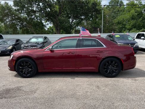 Used 2018 Chrysler 300 Touring w/ Chrome Appearance Package RWD image 9