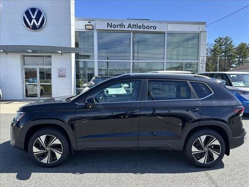 Used 2025 Volkswagen Taos SE FWD image 3