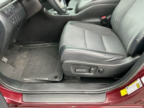 Used 2019 Toyota Highlander Plus w/ Carpet Mat Package (TMS) FWD image 39
