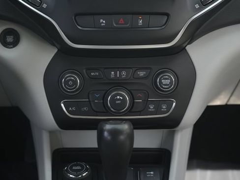 Used 2021 Jeep Cherokee Latitude Plus AWD/4WD image 36