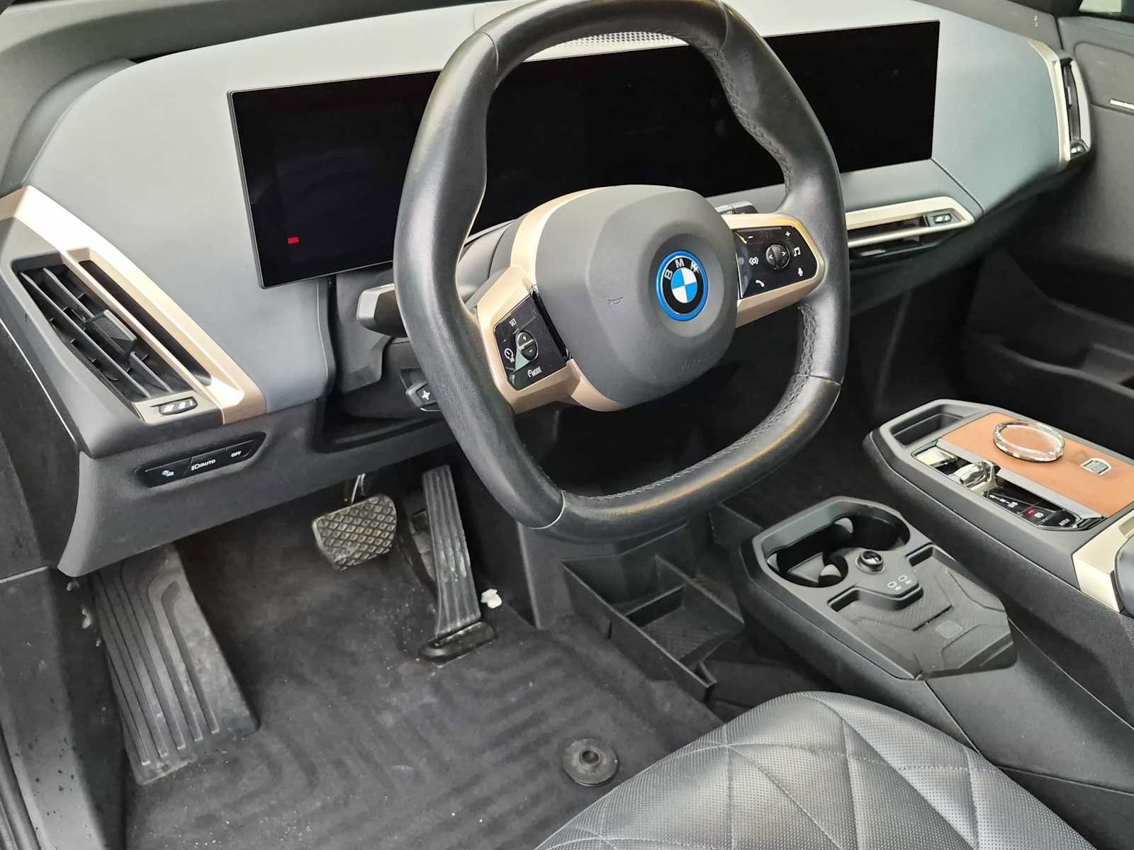Used 2023 BMW iX xDrive50 w/ Premium Package AWD/4WD image 10