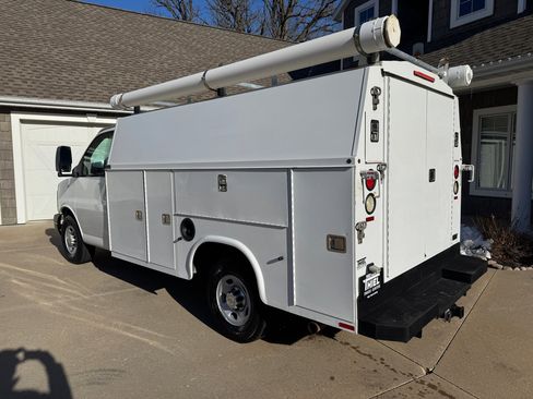 Used 2011 Chevrolet Express 3500 image 4