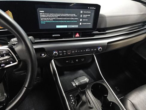 Used 2025 Kia Carnival FWD image 7