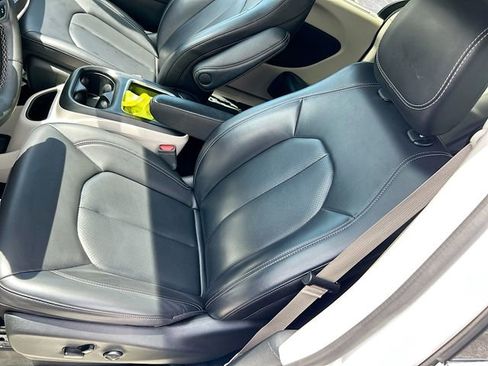 Used 2023 Chrysler Pacifica Touring-L FWD image 15