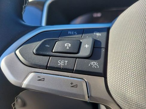 Certified 2025 Volkswagen Taos SE image 23