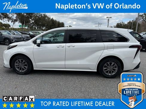 Used 2024 Toyota Sienna LE image 19