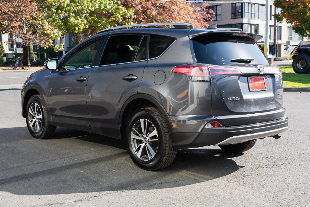 Used 2018 Toyota RAV4 XLE AWD/4WD image 4