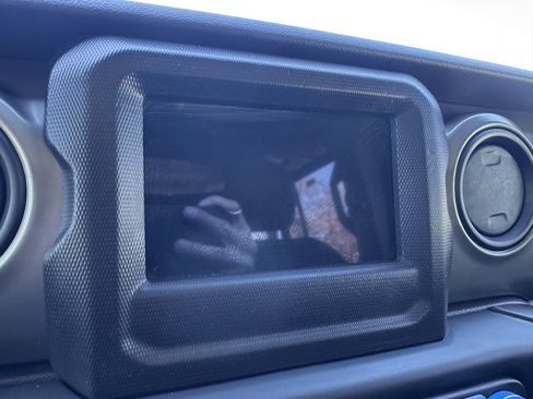 Used 2018 Jeep Wrangler Unlimited Sport S image 24