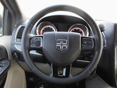 Used 2017 Dodge Grand Caravan SXT image 15