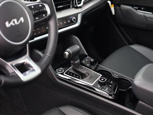 Used 2025 Kia Sportage SX image 9
