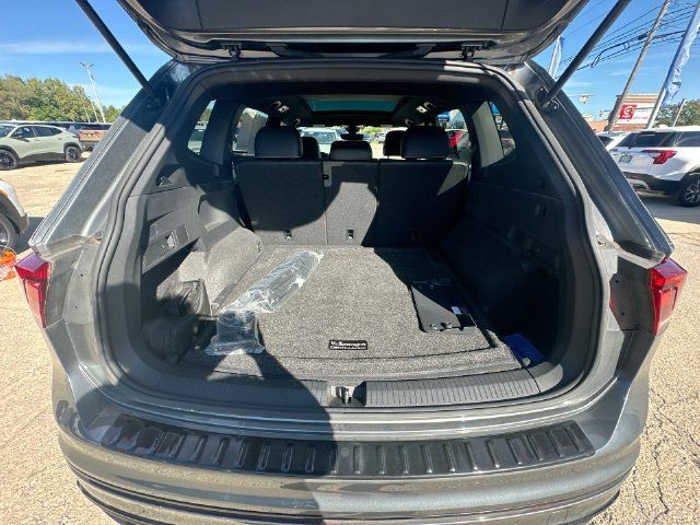 Used 2023 Volkswagen Tiguan SE R-Line AWD/4WD image 30