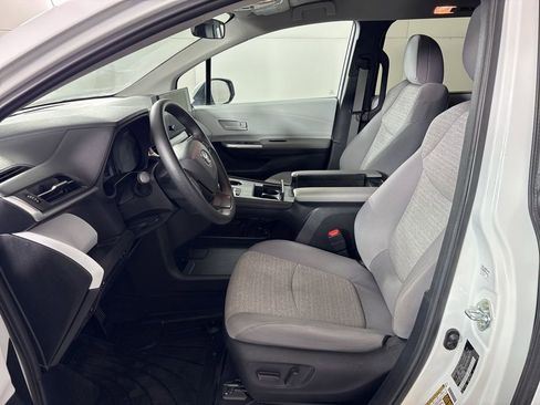 Used 2025 Toyota Sienna LE image 27