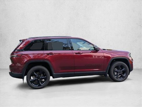 Used 2023 Jeep Grand Cherokee Limited w/ Luxury Tech Group II AWD/4WD image 4