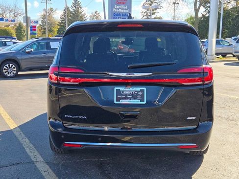 Used 2024 Chrysler Pacifica Touring-L image 11