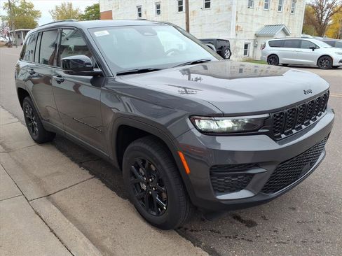 New 2025 Jeep Grand Cherokee 4WD image 4