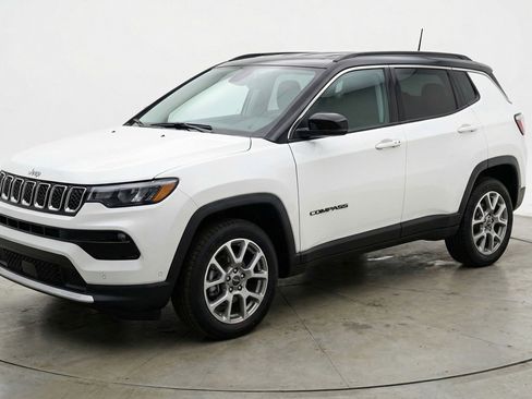 Used 2025 Jeep Compass Limited image 3