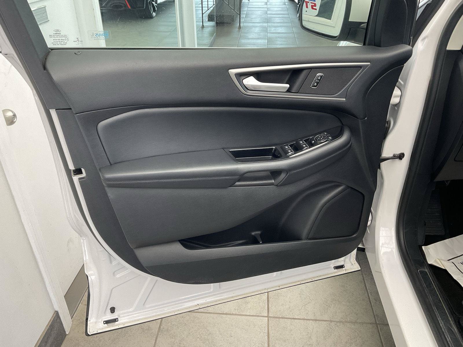 Used 2017 Ford Edge SEL w/ Equipment Group 201A AWD/4WD image 9